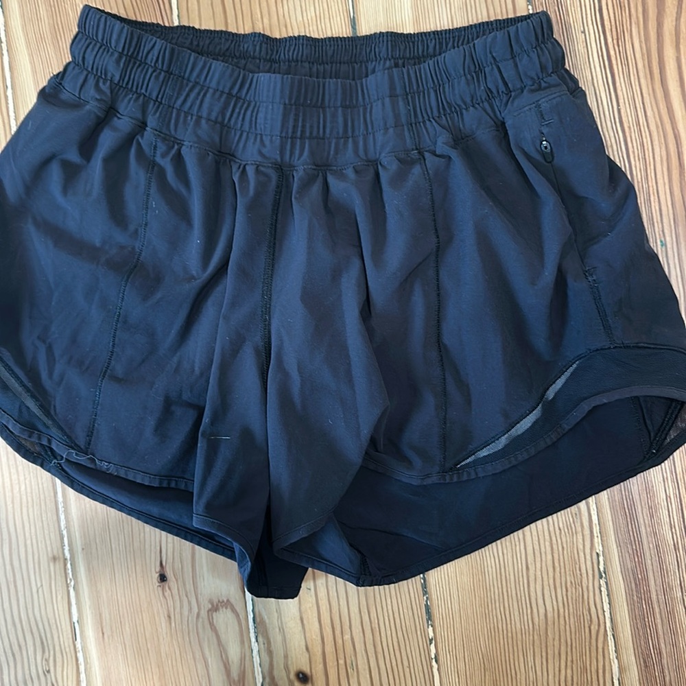 Lululemon Hotty Hot 2.5" Black Shorts, size 6